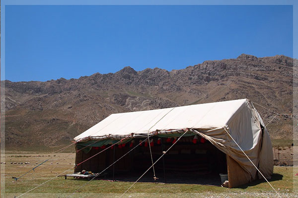 ギャッベを織る遊牧民のテント