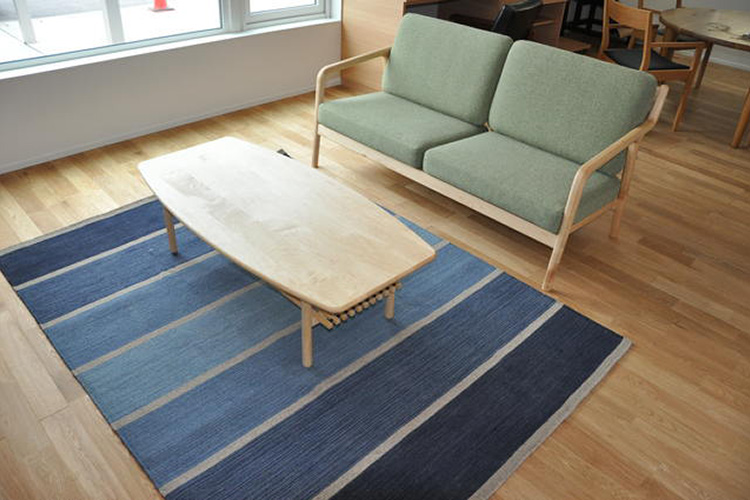 ハグみじゅうたん全シリーズ合計150枚を展示中の直営ショールーム