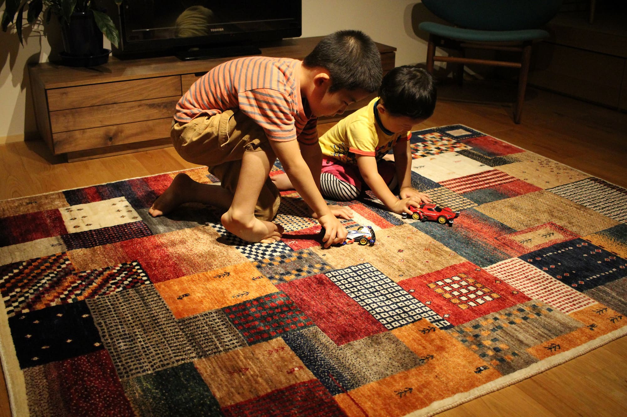 ギャッベで子ども達が遊んでいる