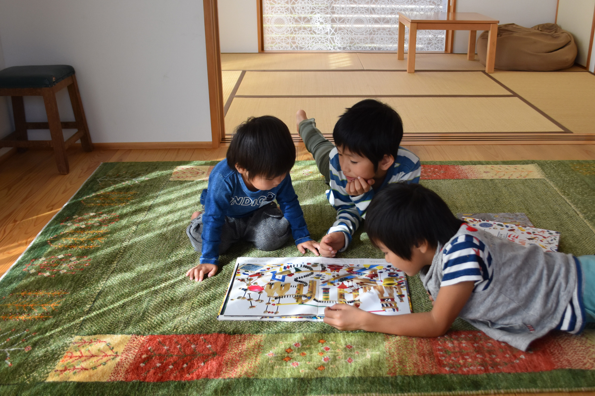 子どもがギャッベの上で遊んでいる