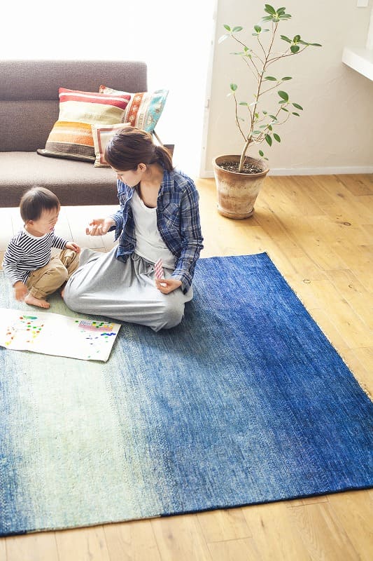 親子がハグみじゅうたんの上で遊んでいる