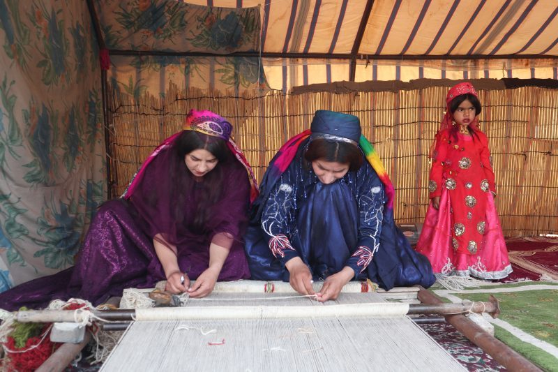 イランのアートギャッベの織り子さん